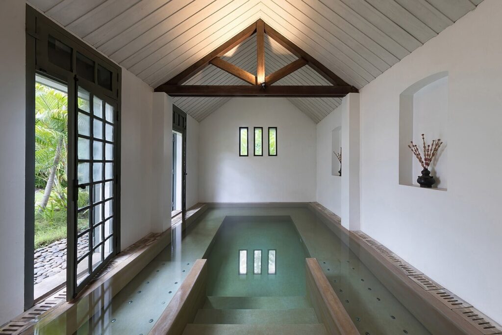 Illustratieve demofoto: Indoor pool of spa with open door at Amantaka luxury Resort & Hotel in Luang Prabang Laos