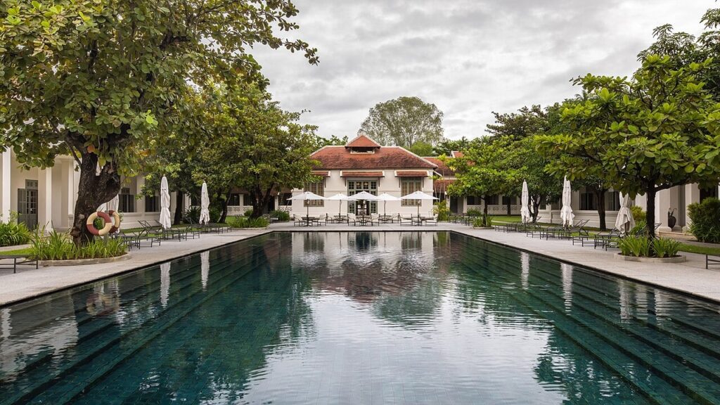 Illustratieve demofoto: Swimming pool and main building of Amantaka luxury Resort & Hotel in Luang Prabang Laos